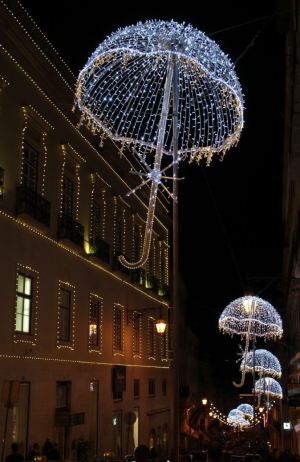 Lissabon, Rua do Carmo: Zu Weihnahcten schweben weiss-goldene Schirme aus Licht scheinbar in der Luft. Foto: Eva Maekler